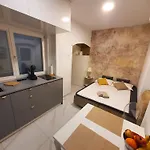 Riverside Elegance Апартаменти *