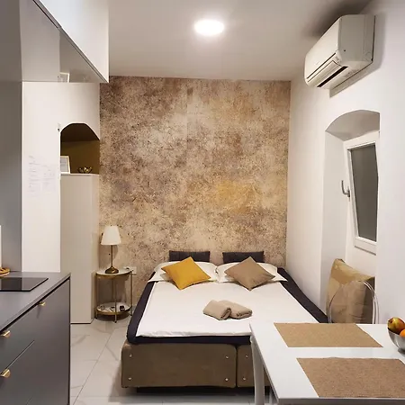 Riverside Elegance Apartment