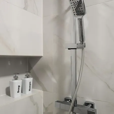 Riverside Elegance 公寓